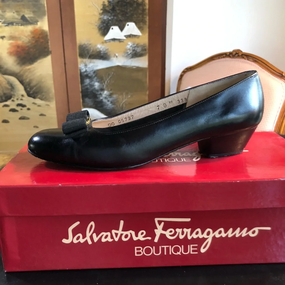 Salvatore Ferragamo Vara Pump Size 7B in Nero Calfskin - Picture 9 of 16